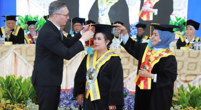 Gubes Unitomo Prof Ully Dorong Batik Tulis Jadi Kekuatan Industri Fashion Dunia