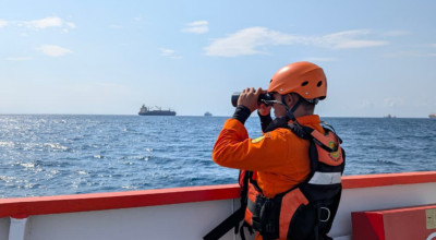 Tim SAR Perluas Pencarian ABK MT Kusuma 1 yang Jatuh di Perairan Sampang