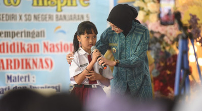 Mbak Vinanda Beri Motivasi dan Wawasan Kebangsaan di SDN Banjaran 5 Kediri