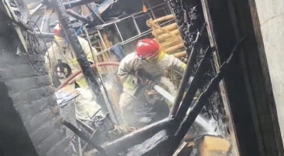 Damkar Probolinggo Padamkan Kebakaran Rumah di Kawasan Padat Penduduk