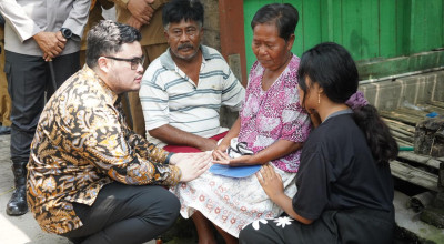 Putus Sekolah karena Rawat Ibu Sakit, Bupati Kediri Beri Beasiswa untuk Bunga