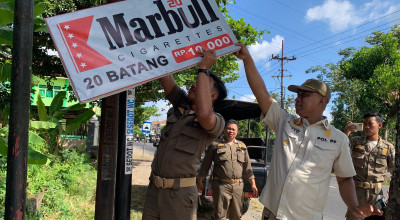 Belasan Reklame Rokok Ilegal Dicopot Satpol PP Tulungagung