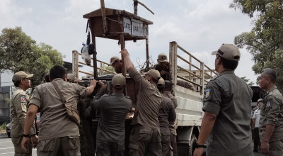 Satpol PP Angkut Lapak Jualan di Kawasan SLG Kediri yang Ditinggal Pemiliknya