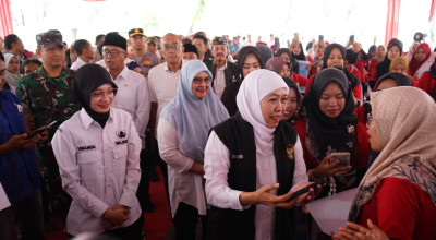 Gubernur Khofifah Bersama Mbak Vinanda Salurkan Bansos Rp1,819 M di Kota Kediri