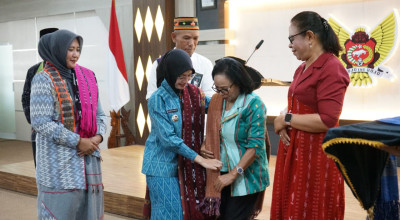 Terima Kunjungan dari NTT, Mbak Vinanda Beber Pengembangan Tenun Ikat Bandar Kidul