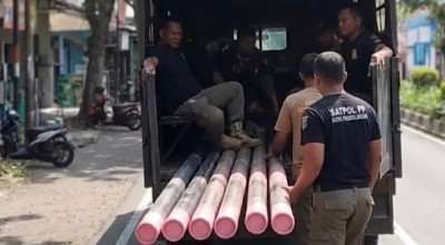 Satpol PP Kota Probolinggo Hentikan Pemasangan Tiang Internet Ilegal