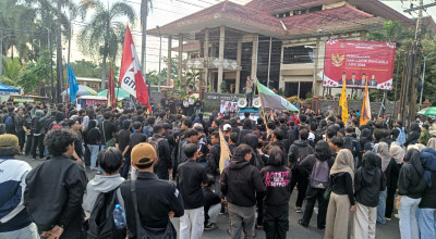 Usung Empat Tuntutan, Mahasiswa Gelar Aksi Unjuk Rasa di Kantor DPRD Jember