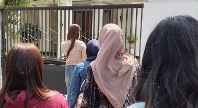 Belasan Korban Dugaan Arisan dan Investasi Bodong Geruduk Rumah Istri Polisi di Kediri