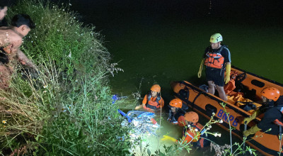 Hilang Kendali, Dua Pemotor Asal Nganjuk Tewas Terjun ke Waduk Kalimati Sidoarjo