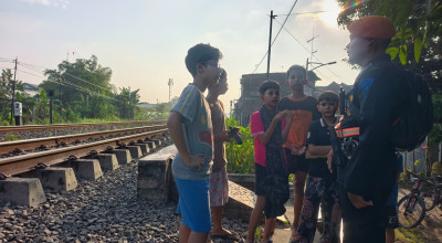 Libur Sekolah, KAI Ingatkan Bahaya Main Layangan dan Selfie di Rel