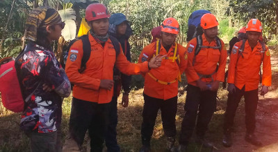 Terperosok Jurang 375 Meter, Pendaki Semeru Dievakuasi dengan Slope Rescue