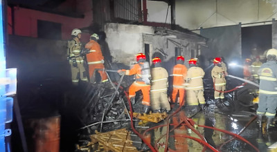 Tumpukan Alat Fitnes dan Palet Kayu di Gudang Dumar Industri Surabaya Terbakar