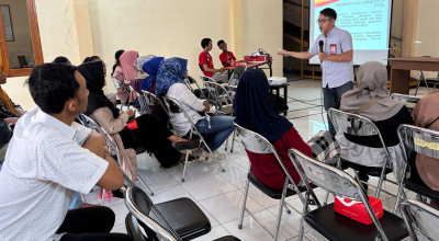 Mahasiswa UNTAG Surabaya Bantu UMKM Mojo Urus Legalitas dan Go Digital