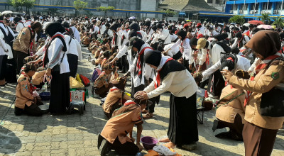 Aksi Basuh Kaki Orang Tua, Pramuka Sukolilo Surabaya Pecahkan Rekor MURI