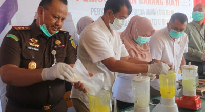 Kejari Kota Probolinggo Musnahkan Barang Bukti Sabu, Sajam dan Bondet