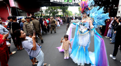 Surabaya Fashion Festival Jadi Magnet, Warga Bebas Foto Bareng Peraga