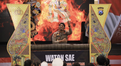 Dalang Bowo Edukasi Gizi untuk Anak-anak di Kediri Lewat Wayang Kardus