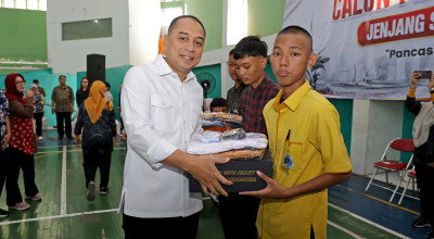 Pemkot Surabaya Beri Bantuan Pendidikan untuk 7.380 Siswa SMA/SMK/MA Sederajat