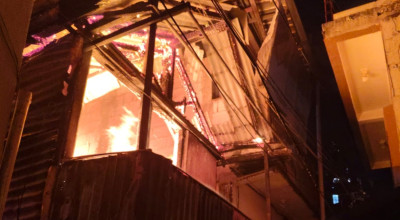 Rumah Dua Lantai di Jagir Wonokromo Surabaya Ludes Terbakar
