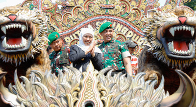 Gubernur Khofifah Lepas Karnaval Budaya di Alun-Alun Bangkalan, Ini Harapannya