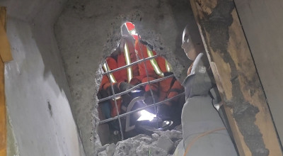 Simulasi Gempa, Tim Urban SAR Surabaya Latih Evakuasi Korban dari Reruntuhan
