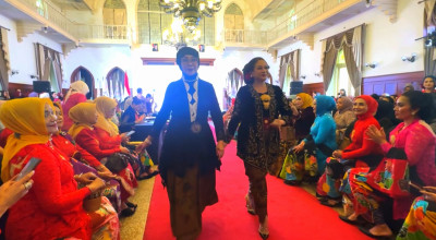 Rayakan Hari Kebaya Nasional, FPPI Jatim Gelar Parade Fashion Meriah