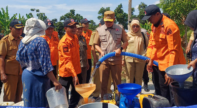 Sebulan Krisis Air Bersih, Warga Kedungkumpul Lamongan Akhirnya Terima Bantuan