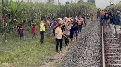 Tabrak Motor di Perlintasan Liar Kras Kediri, Commuter Line Dhoho Berhenti Luar Biasa