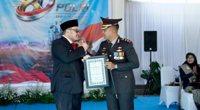 Mas Dhito Terima Penghargaan di HUT Bhayangkara ke-80
