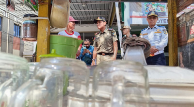Petugas Gabungan di Tulungagung Tertibkan Pedagang yang Berjualan Diatas Trotoar