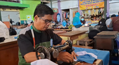 Sentra Penjahit Pasar Pahing Kediri Ramai Pesanan Seragam Jelang Tahun Ajaran Baru
