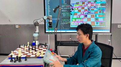 Gabungkan AI dan Robotika, Mahasiswa Surabaya Bikin Robot Catur Pintar