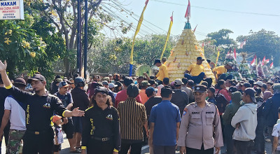 Kirab Budaya Toyoresmi Kediri, Warga Arak 10 Gunungan Hasil Bumi hingga Tahu Kuning