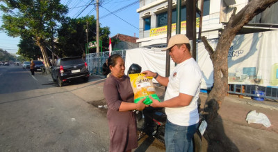 Sambut HUT ke-81 RI, PWI Tulungagung Salurkan 100 Paket Beras Untuk Warga