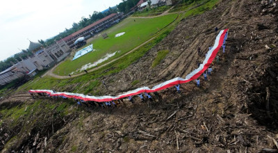 Spektakuler, Relawan BUMN Kibarkan Bendera 81 Meter di Aceh Tamiang