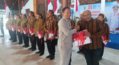 Meriahkan HUT RI ke 81, Pemkab Tulungagung Bagikan 10 Ribu Bendera Untuk Warga