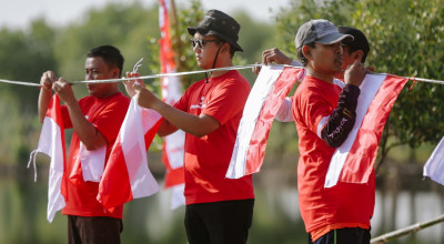 Freeport Indonesia Gotong Royong Bareng Warga Gresik, Cat Fasum-Bersih Sungai