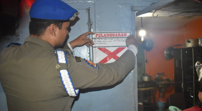 Satpol PP Surabaya Temukan Warkop Jual Miras di Tengah Perkampungan