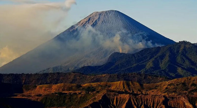 Ratusan Pendaki Dievakuasi dari Gunung Semeru Setelah Terdeteksi Kebakaran