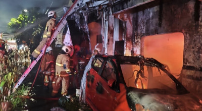 Rumah di Jalan Waringin Surabaya Terbakar, Hanguskan Mobil dan Motor