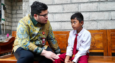 Mas Dhito Sambangi Marfel, Bocah SD di Kediri yang Rawat Ibunya Sendirian