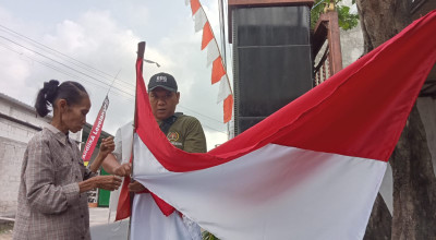 Sambut HUT RI ke-81, PWI Tulungagung Bagikan Ratusan Bendera Untuk Masyarakat