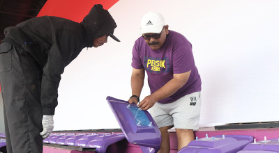Ribuan Kursi Single Seat Mulai Dipasang di Stadion Brawijaya Kediri