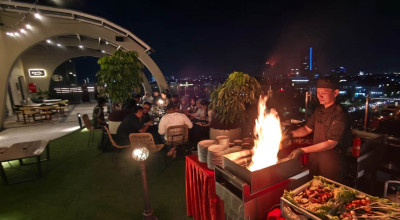Bukan di Pesisir, Ini Tempat Berburu Sunset Sambil Grill Enak di Surabaya