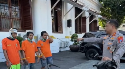 Lari ke Atap Rumah Warga, 3 Pelaku Curanmor Dibekuk Polrestabes Surabaya