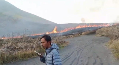 Kawasan TNBTS Bromo Terbakar, Api Merembet ke Bukit Teletubies