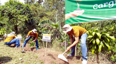 Cargill dan Wartawan Lintas Daerah Tanam Pohon di Kawasan Prigen