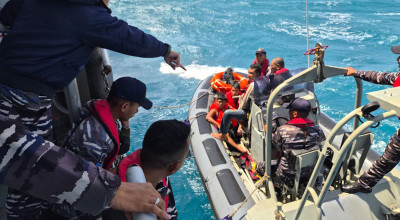 KRI Nala-363 Evakuasi 22 Korban KM Virgo Transport 8 dari KM Cahaya Bahari