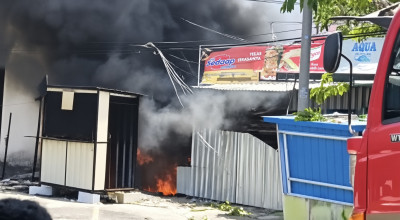 Kebakaran Gudang Besi Tua di Lamongan Bikin Panik Warga, Water Cannon Dikerahkan
