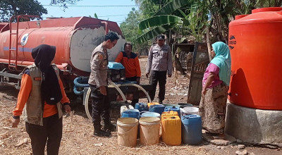 Kemarau Panjang, Warga Sumber Kramat Probolinggo Terima Pasokan Air Bersih